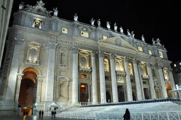 La basilica di San Pietro in Vaticano di notte — Foto Stock