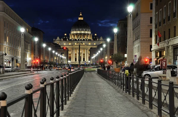 Bazylika San Pietro w Watykanie w nocy — Zdjęcie stockowe