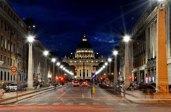 De basiliek van San Pietro in het Vaticaan bij nacht — Stockfoto