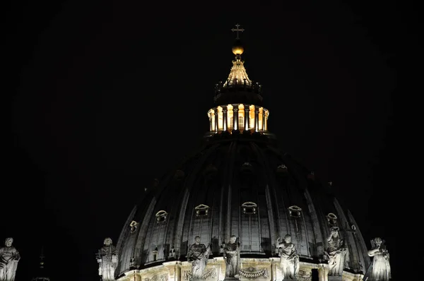 La basilica di San Pietro in Vaticano di notte — Foto Stock