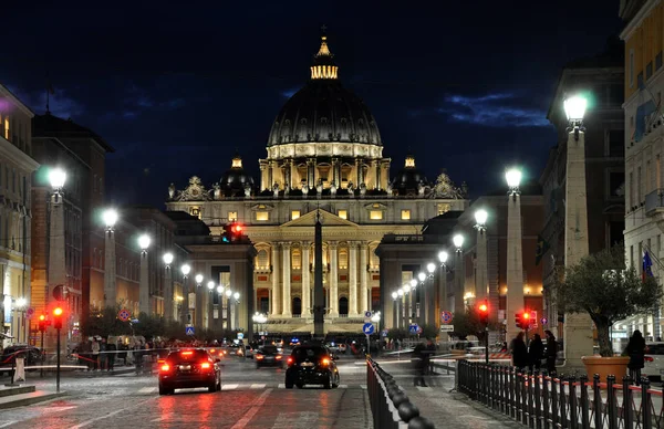 A Basílica de San Pietro no Vaticano à noite — Fotografia de Stock