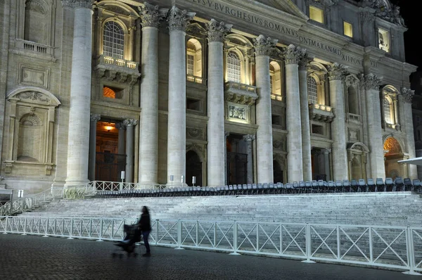 A San Pietro-bazilika a Vatikán éjjel — Stock Fotó