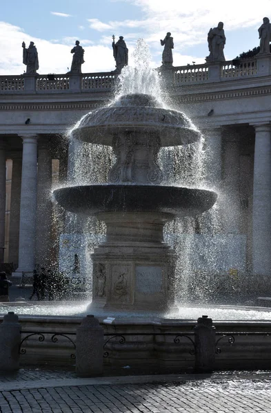 Fontänen på torget San Pietro, Vatikanen — Stockfoto