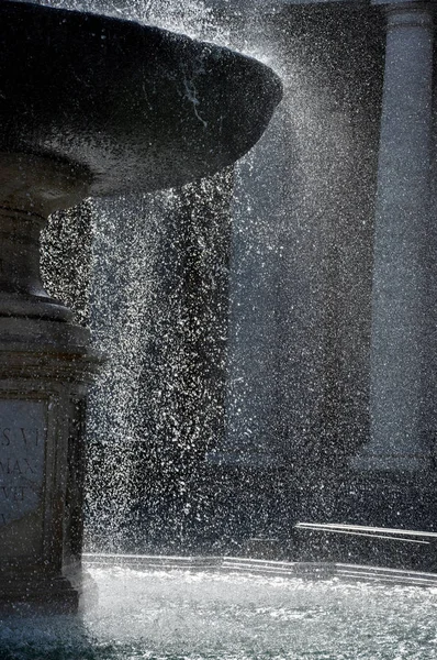 Fontanna na placu San Pietro, Vatican — Zdjęcie stockowe