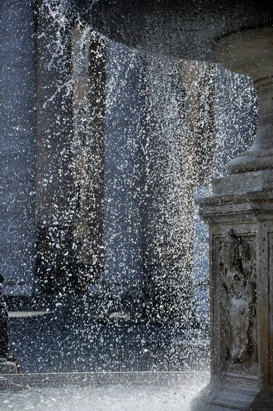 Fuente en la plaza de San Pietro, Vaticano —  Fotos de Stock