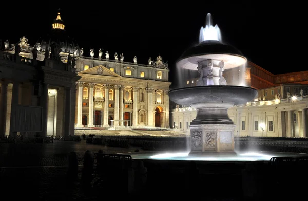 Çeşme Vatikan San Pietro Meydanı'nda — Stok fotoğraf
