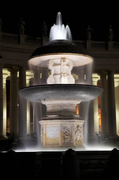 Fontein op het plein van San Pietro, Vaticaan — Stockfoto