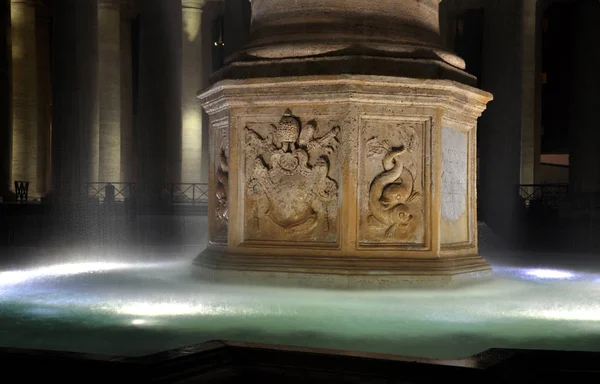 Fuente en la plaza de San Pietro, Vaticano — Foto de Stock