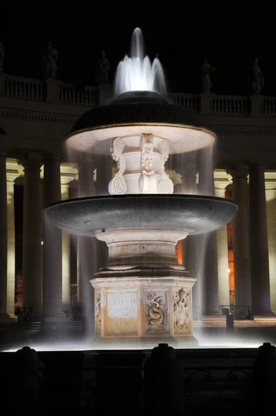 Фонтан на площади Сан-Пьетро, Ватикан — стоковое фото
