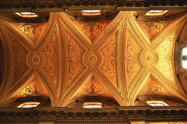 Intérieur de l'église catholique Sant'Eustachio à Rome, Italie — Photo