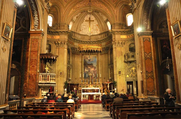 Wnętrze kościoła katolickiego Sant'Eustachio w Rzymie, Włochy — Zdjęcie stockowe