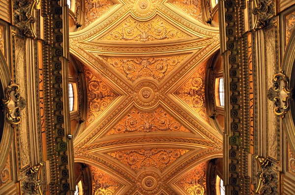 Interior da Igreja Católica Sant 'Eustachio em Roma, Itália — Fotografia de Stock