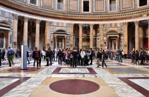 Roma 'da Pantheon ziyaret turistler, Italya — Stok fotoğraf