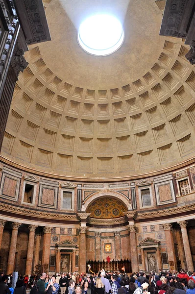 Туристы, посетившие Пантеон в Риме, Италия — стоковое фото