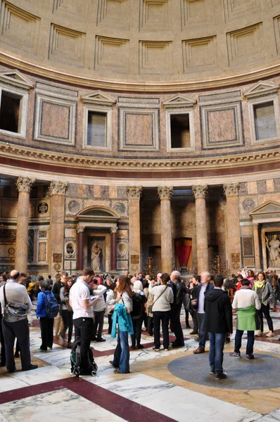 Touristes visitant le Panthéon à Rome, Italie — Photo