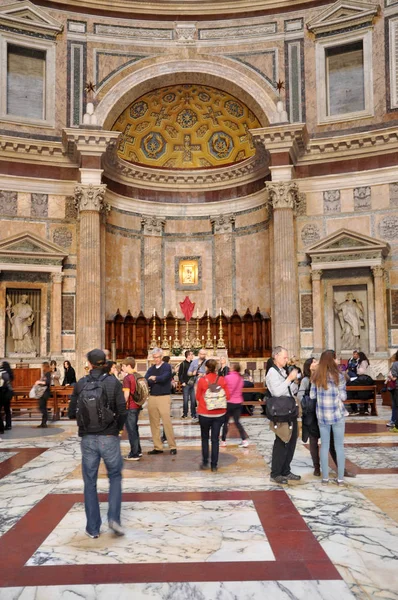 Turyści odwiedzający Panteon w Rzymie, Włochy — Zdjęcie stockowe