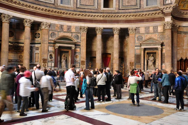 Turyści odwiedzający Panteon w Rzymie, Włochy — Zdjęcie stockowe