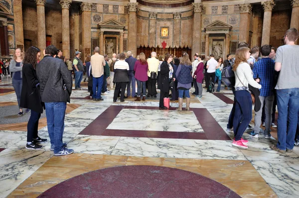 Turistas visitando el Panteón en Roma, Italia — Foto de Stock