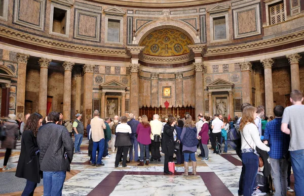 Roma 'da Pantheon ziyaret turistler, Italya — Stok fotoğraf