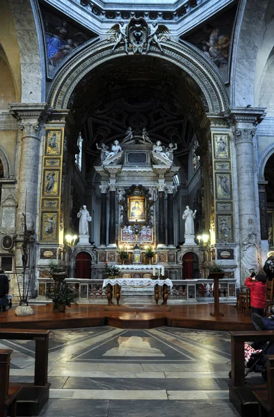 Interiören i basilikan Santa Maria del Popolo. Rom, Italien — Stockfoto