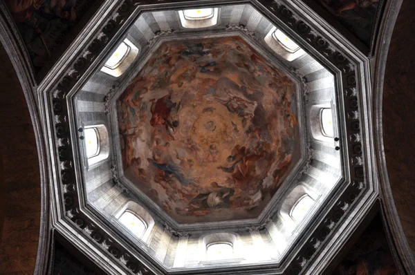 Techo pintado de la cúpula de la basílica de Santa Maria del Popolo —  Fotos de Stock