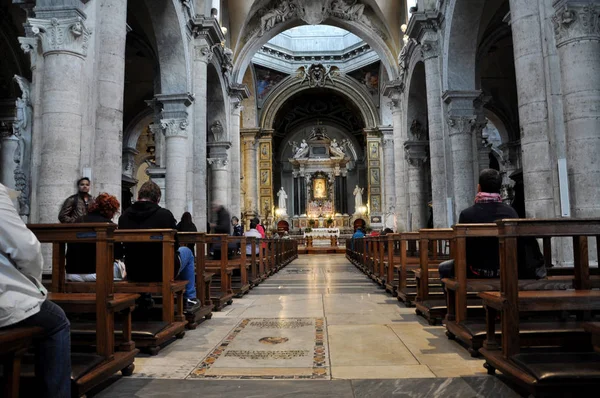 Interiér baziliky Santa Maria del Popolo. Řím, Itálie — Stock fotografie