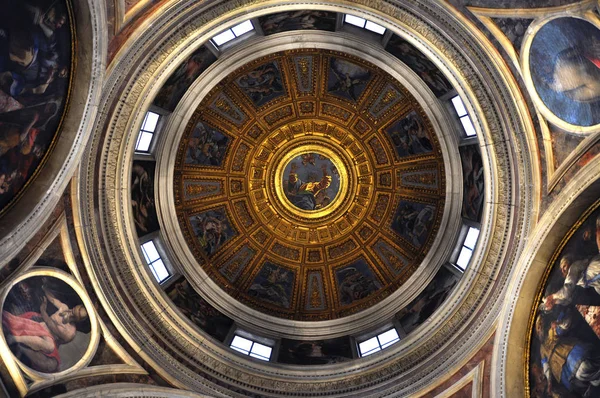 Beschilderd plafond van de koepel van Santa Maria del Popolo basiliek — Stockfoto