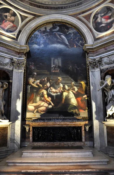 Caravaggio und Carracci Gemälde in der Cerasi-Kapelle. Basilika von — Stockfoto