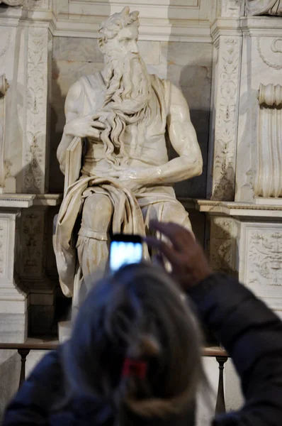 Жінка фотографує статую Мойсея Мікеланджело — стокове фото