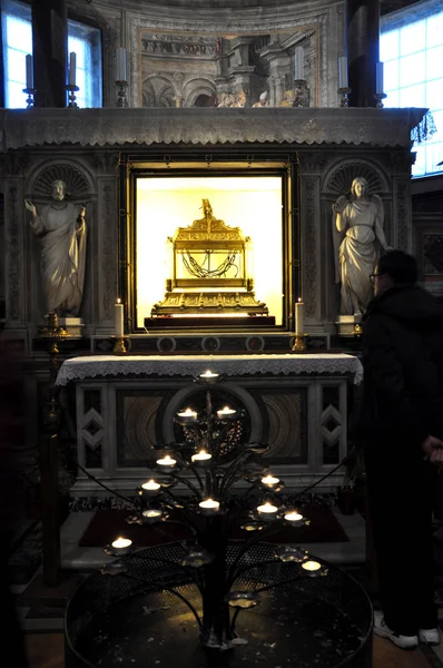 Цепи Святого Петра в Сан-Пьетро в церкви Винколи — стоковое фото