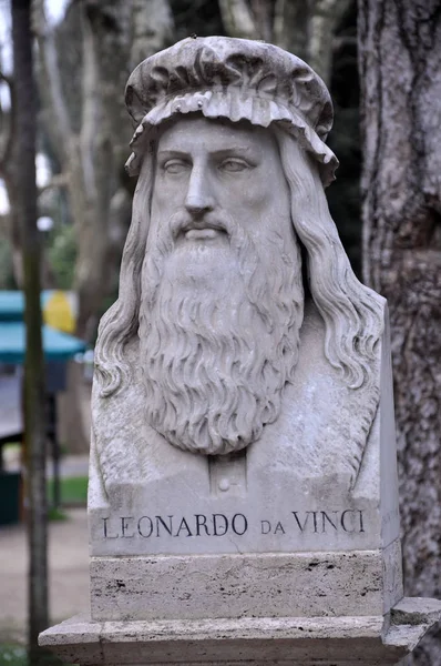 Estatua de Leonardo da Vinci en los jardines de Villa Borghese — Foto de Stock