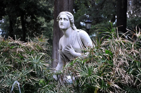 Statue of woman in Villa Borghese gardens — Stock Photo, Image