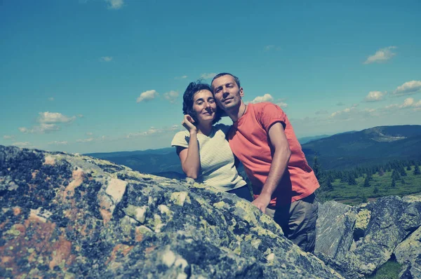 Pár figyelembe selfie a hegyekben, tónusú kép — Stock Fotó