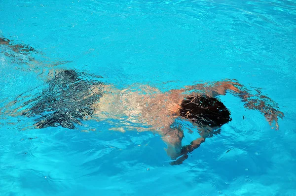 Людина, плавання під водою — стокове фото