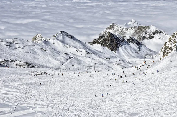 Estância de esqui nos alpes — Fotografia de Stock