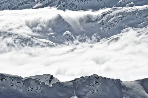 Estância de esqui nos alpes — Fotografia de Stock