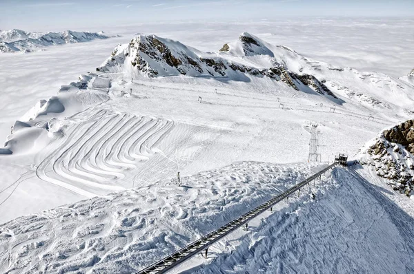 Estância de esqui nos alpes — Fotografia de Stock