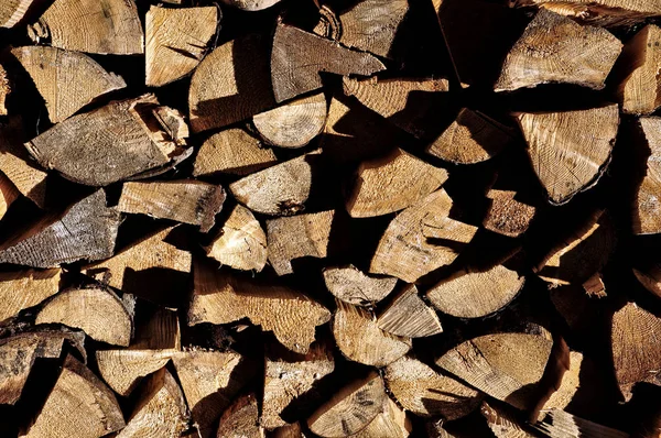 Brennholz gestapelt. natürliches Hintergrundmuster — Stockfoto