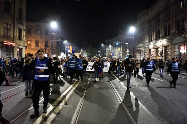 罗马尼亚的腐败政客反对抗议的人群 — 图库照片