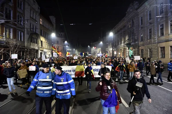 Multitud de personas protestando contra políticos corruptos rumanos —  Fotos de Stock