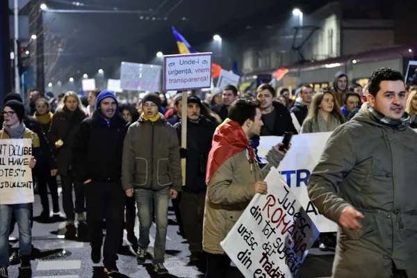 Foule de personnes protestant contre les politiciens roumains corrompus — Photo