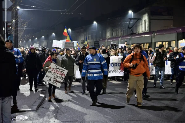 Foule de personnes protestant contre les politiciens roumains corrompus — Photo