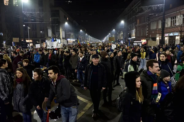 Multitud de personas protestando contra políticos corruptos rumanos — Foto de Stock