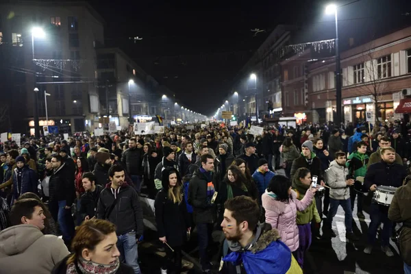 Multitud de personas protestando contra políticos corruptos rumanos — Foto de Stock