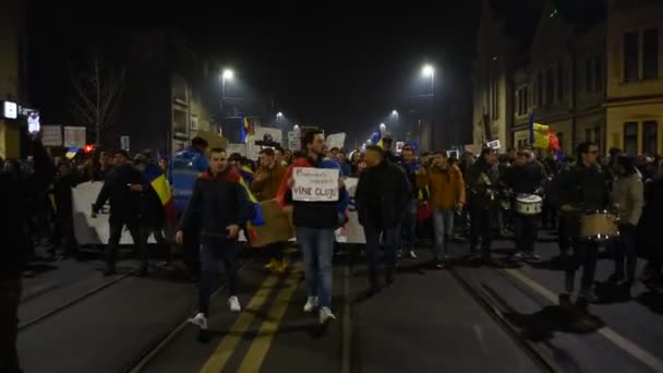 Толпа протестующих против коррумпированного румынского правительства и премьер-министра — стоковое видео