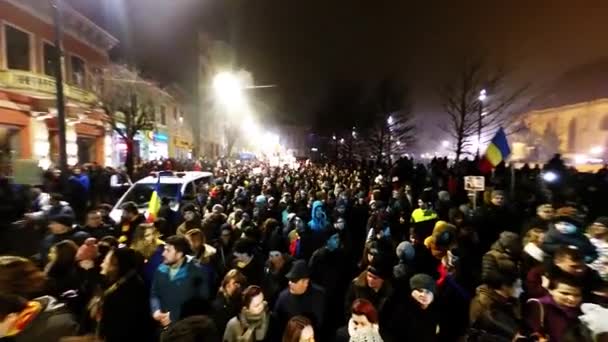 Толпа людей, протестующих против коррумпированного правительства Румынии — стоковое видео