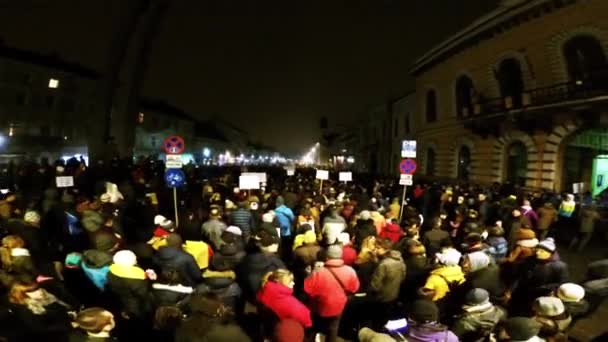 Menigte van mensen die protesteren tegen de corrupte regering van Roemenië — Stockvideo