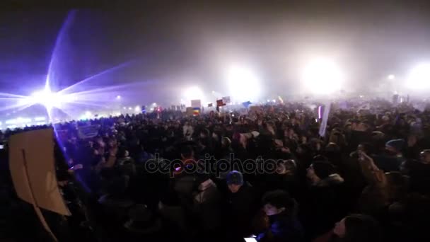 Multidão de pessoas protestando contra o governo e o primeiro-ministro romenos corruptos — Vídeo de Stock