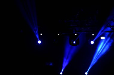 bir konserde sahne ışıkları