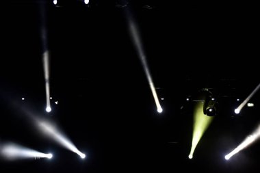 bir konserde sahne ışıkları
